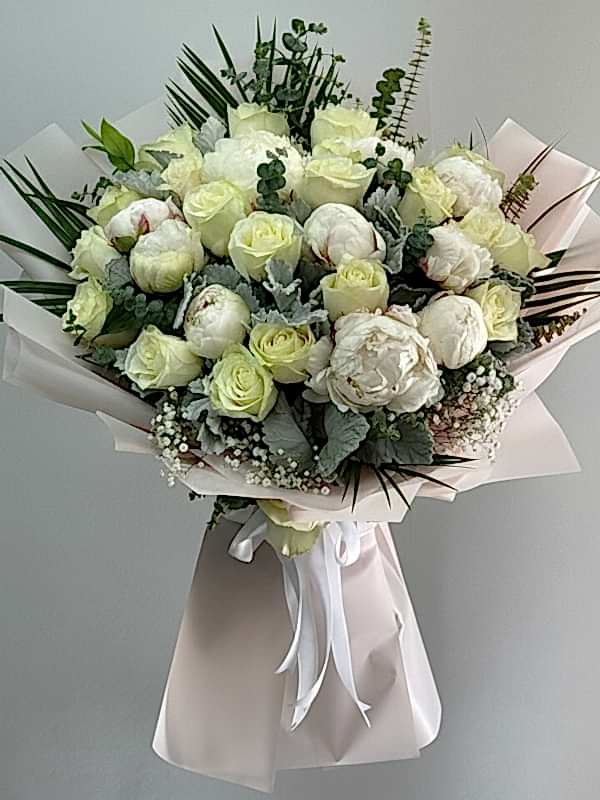 Beyaz Şakayık & Gül Buketi