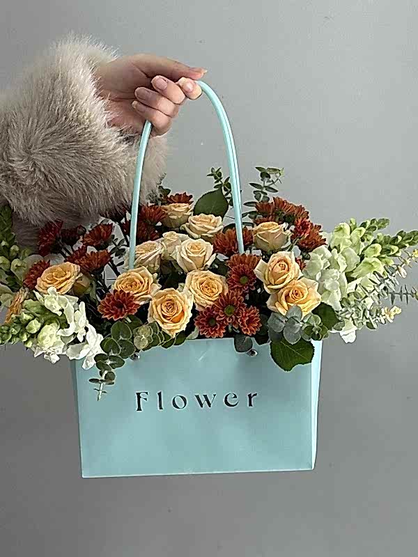 Çantada Çiçek Aranjmanı
