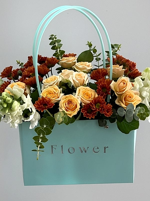 Çantada Çiçek Aranjmanı
