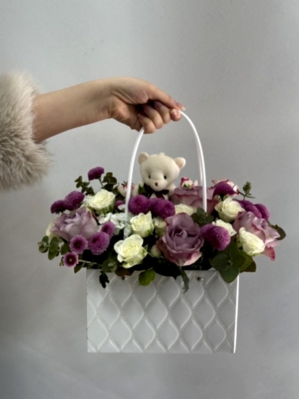 Çantada Lila Çiçek Aranjmanı