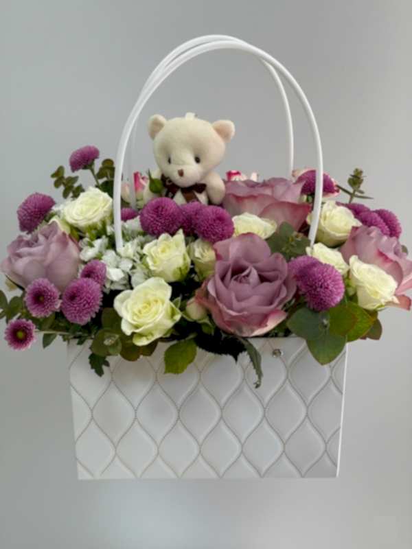 Çantada Lila Çiçek Aranjmanı