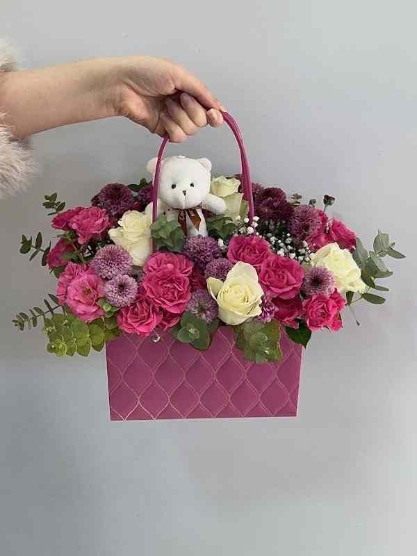 Fuşya Çantada Çiçek Aranjmanı