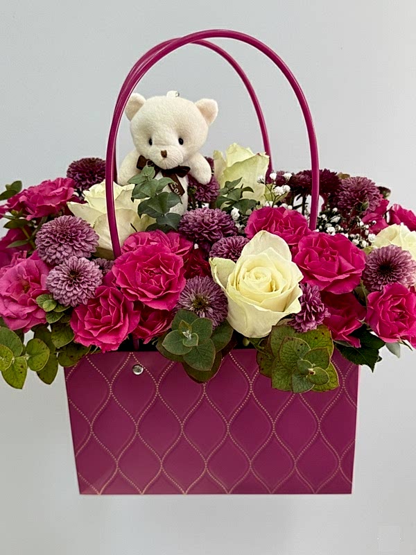 Fuşya Çantada Çiçek Aranjmanı