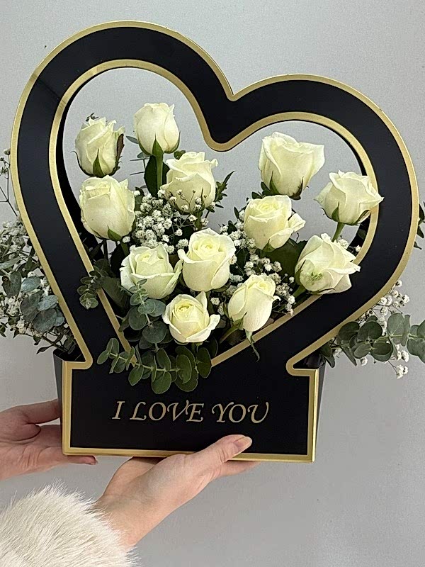 Kalp Kutuda Beyaz Güller