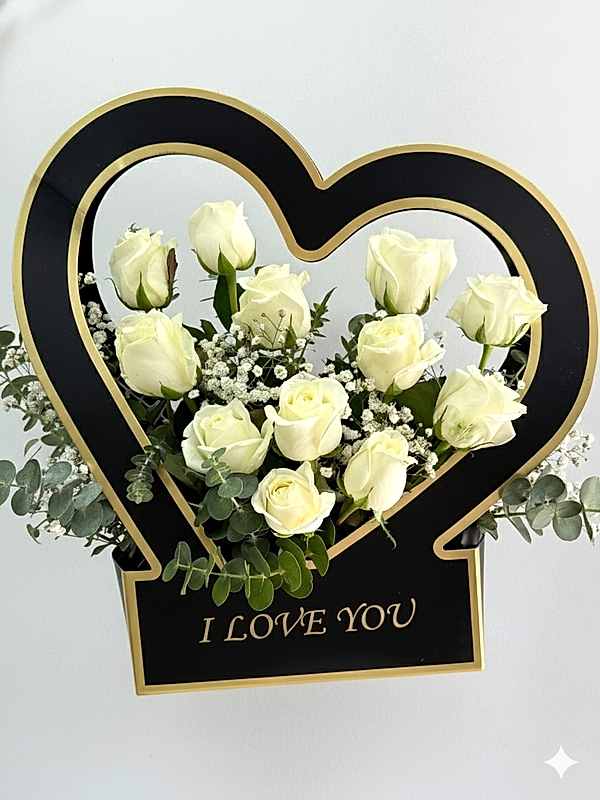 Kalp Kutuda Beyaz Güller