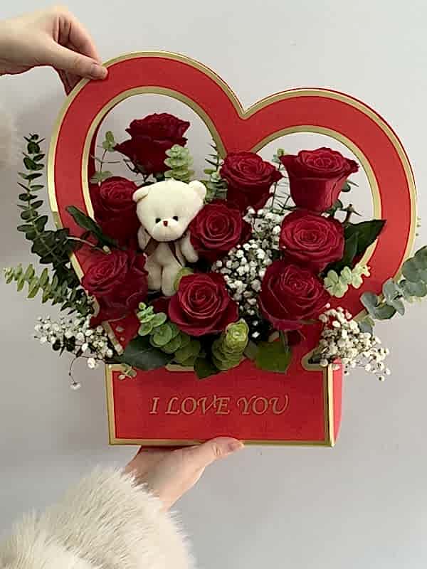 Kalp Kutuda Kırmızı Güller