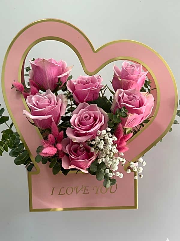 Kalp Kutuda Pembe Güller