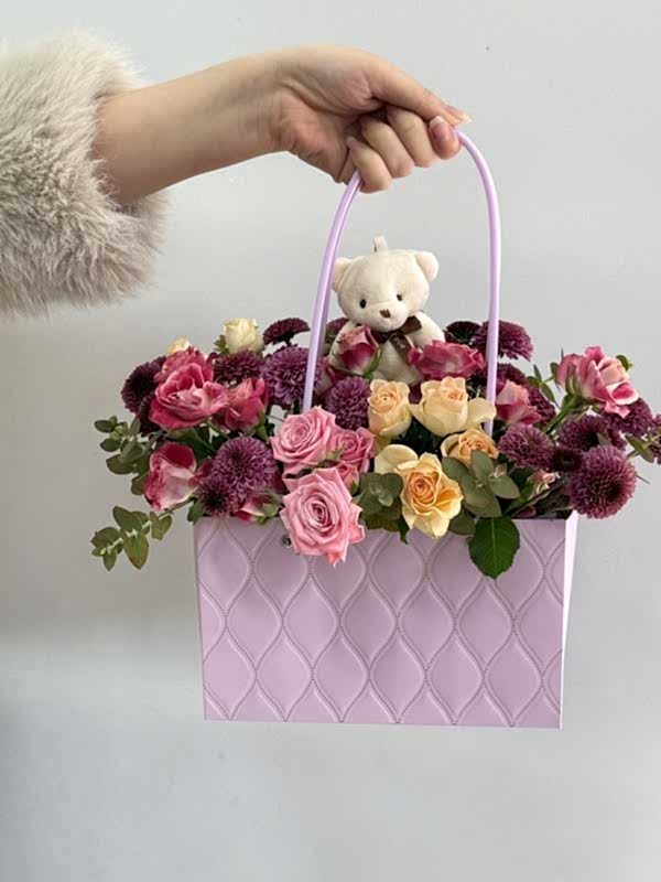 Lila Çantada Çiçek Aranjmanı