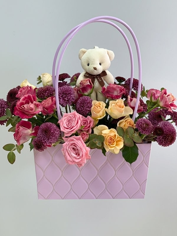 Lila Çantada Çiçek Aranjmanı