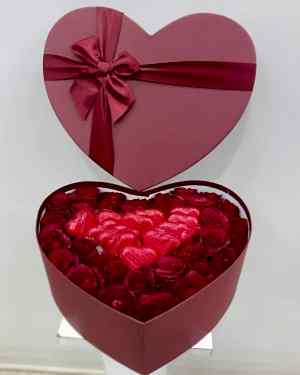 Kutuda 41 Gül & 12 Kalp Çikolata