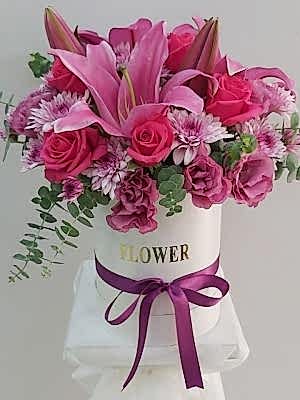 Beyaz Kutuda Pembe Çiçekler