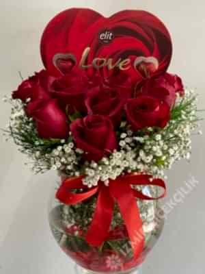 Vazoda 11 Kırmızı Gül ve Çikolata