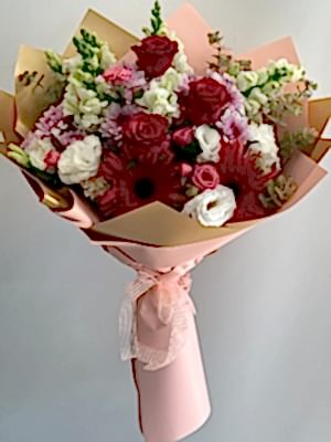 Gül ve Mevsim Çiçekleri Buketi
