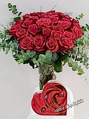 Vazoda 21 Kırmızı Gül ve Çikolata 