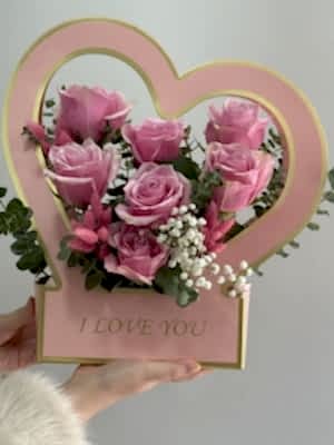 Kalp Kutuda Pembe Güller