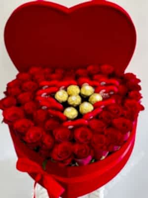 Large Kırmızı Kalp Kutuda Güller & Çikolatalar