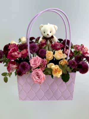 Lila Çantada Çiçek Aranjmanı