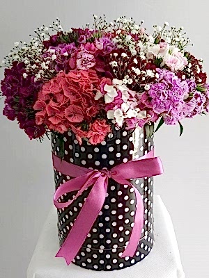 Puantiyeli Kutuda Kır Çiçekleri