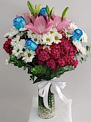 Vazoda Mavi Güller Papatyalar